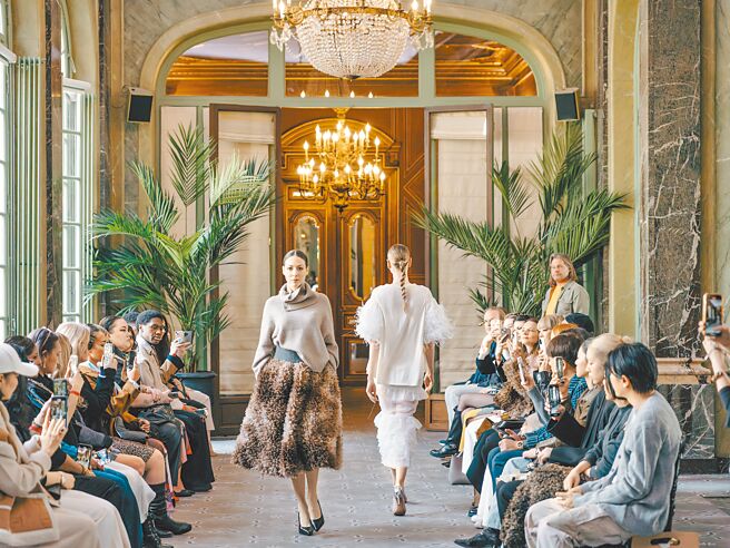 DCV本季服装以不同材质拼接羊绒元素，着重多元之美。（DCV提供）