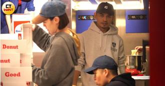 阿Ken投資副業湧現排隊人潮 現身自家店面狂撂英文