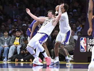 NBA》东契奇接近大三元数据 湖人射太阳摘詹皇伤后首胜