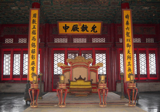 皇帝登基竟拉大臣坐龙椅 奇葩行径暗藏心机