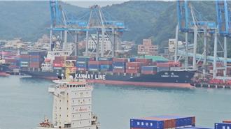 基隆港貨櫃輪漏油汙多船 緊急布攔油索清理中