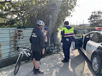 少年騎單車腳抽筋跌坐路邊 暖警急救援助順利返家