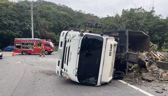 泰山大貨車過彎失控側翻 驚悚瞬間影片曝光