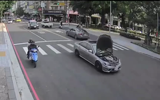 賓士開引擎蓋「盲開」影片曝 駕駛拒撿逃逸4小時落網