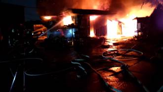 快关窗！北市社子岛铁皮仓库大火 1公里外惊见浓烟窜天