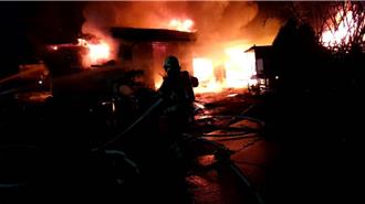 连栋铁皮屋陷火海！  士林延平北路工厂大火警消急抢救