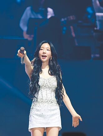 泰妍化身冷豔墮天使 用眼記住3.5萬粉絲