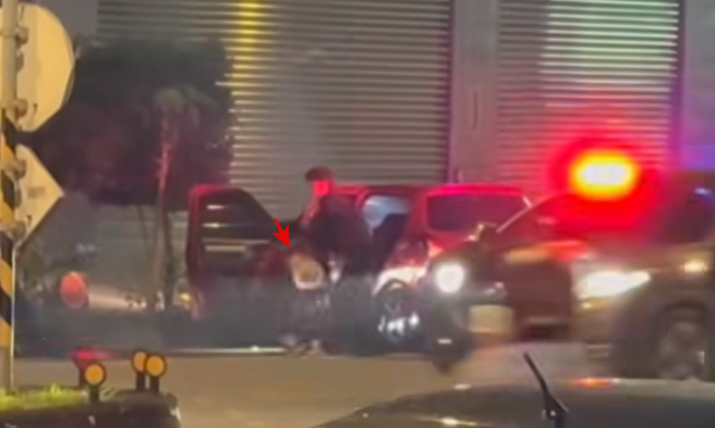 桃园警方抓捕毒虫，车内小白狗趁乱跑走。（图／脸书社团「爆废公社」）