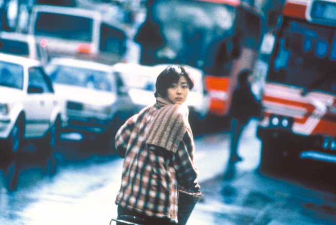 3月14日30周年重映中山美穗的《情书》，此为日本名导演岩井俊二的代表作，也是许多人心中的纯爱经典。图为中山美穗在电影《情书》中单车回眸的经典画面。（图片：本报资料照）