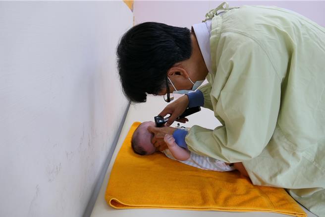 目前流感已逐漸趨緩，但黴漿菌病情仍發燒中，北港媽祖醫院兒科主任蔡承諺17日表示黴漿菌為呼吸道感染疾病，呼籲民眾戴好口罩、用肥皂勤洗手。（張朝欣攝）