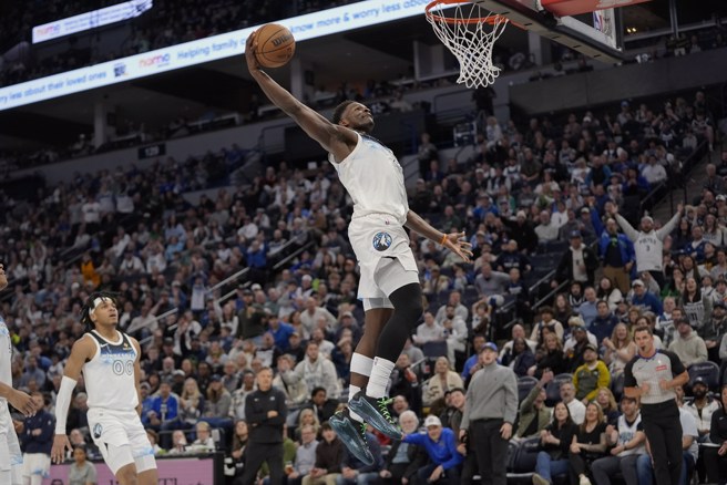 爱德华兹准备起身单手爆扣。(美联社)