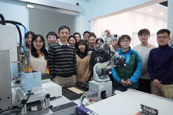 臺科大曹誉钟讲座教授(左二)与实验室学生合照。(照片/国立臺湾科技大学提供)