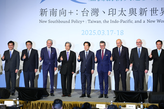 赖清德总统（中）17日出席玉山论坛开幕式，强调台湾将持续深化国际合作，与民主伙伴共同强化「非红供应链」，以因应全球经济变局与威权主义扩张的挑战。（邓博仁摄）