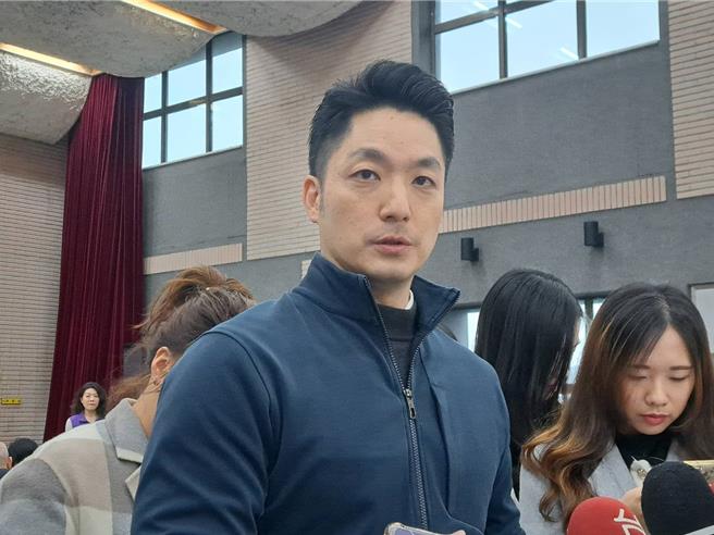 赖清德总统日前认定大陆为境外敌对势力的「17条策略」，引发民眾担忧，痛批此举只差没有要戒严。台北市长蒋万安17日出席活动建议，中央政府应听进民眾想法，同时要对台湾民主韧性有信心，开大门走大路。（温予菱摄）