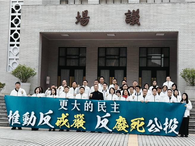 国民党主席朱立伦率领国民党立委召开公投启动。（国民党团提供）