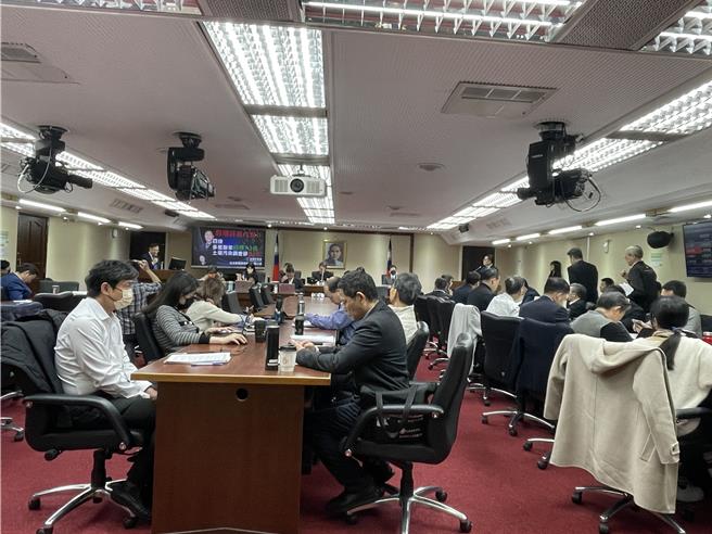 立法院社会及卫生环境委员会17日邀请环境部长彭启明、为服部等多单位针对「气象变异致国内空品恶化，精进预报与跨部会应变作为」。（蔡佩珈摄）