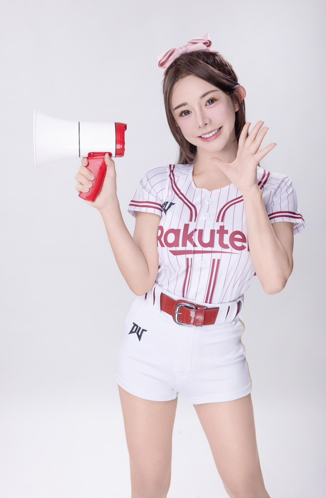巫苡萱正式告别啦啦队角色，转型为球团MC。（图／乐天桃猿提供）