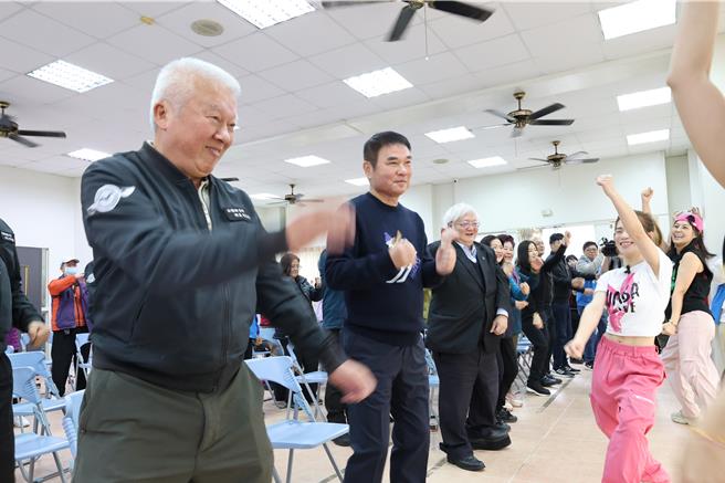 苗栗县公馆乡银髮健身俱乐部17日由苗栗县长锺东锦等揭牌启用，锺东锦等陪同长辈一同跳健康操。（谢明俊摄）