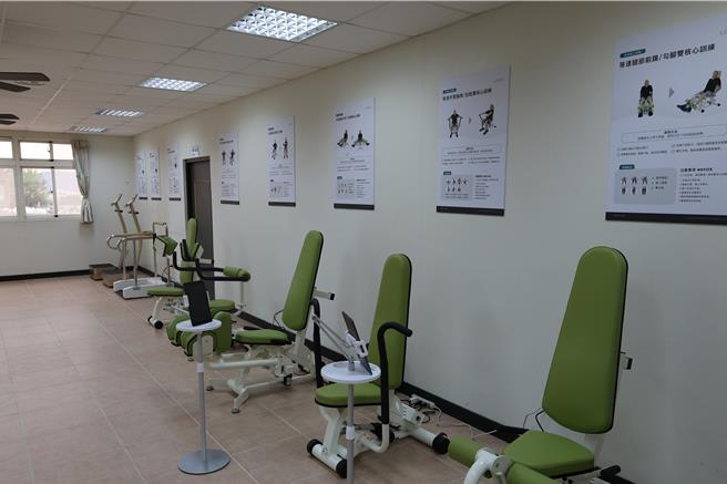 苗栗县公馆乡银髮健身俱乐部17日揭牌启用。（谢明俊摄）