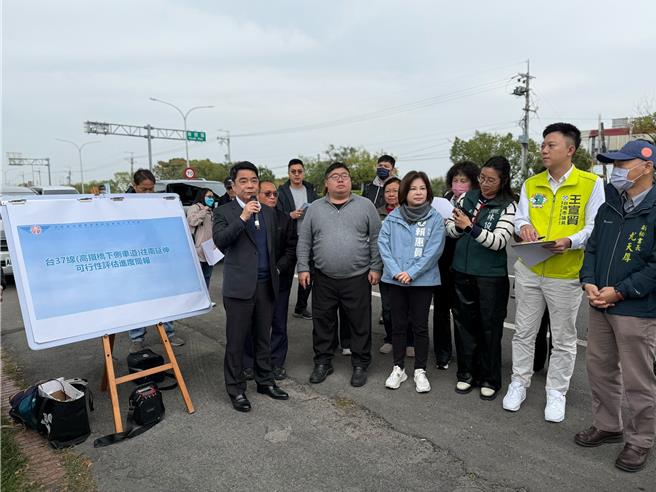 立法院财政委员会召集委员赖惠员（左三）今天率同立委蔡易余（左二）考察「高铁桥下台37线嘉义太保延伸至台南新营道路工程」，交通部次长伍胜园（左一）出席说明进度。（赖惠员服务处提供／张毓翎台南传真）
