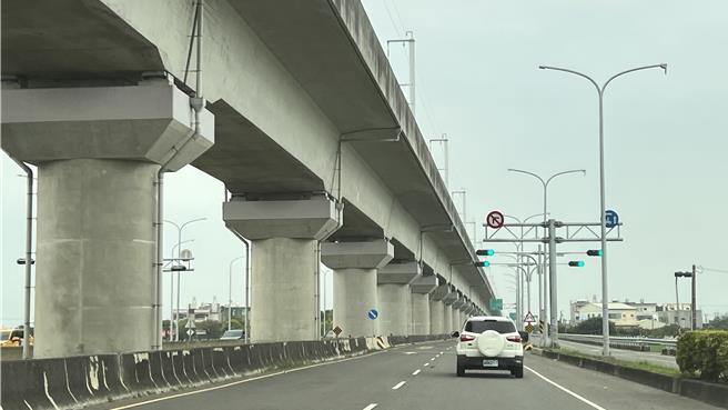 为促进台南、嘉义的科技产业链发展，2地民代积极争取延伸台37线嘉义太保高铁桥下至台南新营。（张毓翎摄）