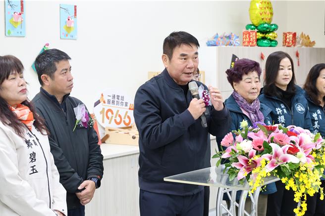 苗栗栗市水源日照中心17日上午由苗栗縣長鍾東錦等共同剪綵啟用。（謝明俊攝）