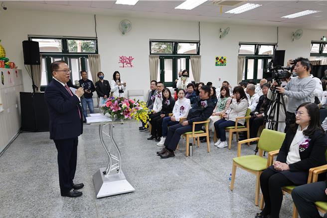 苗栗栗市水源日照中心17日上午由苗栗縣長鍾東錦、大千醫療體系總裁徐千剛等共同剪綵啟用。（謝明俊攝）