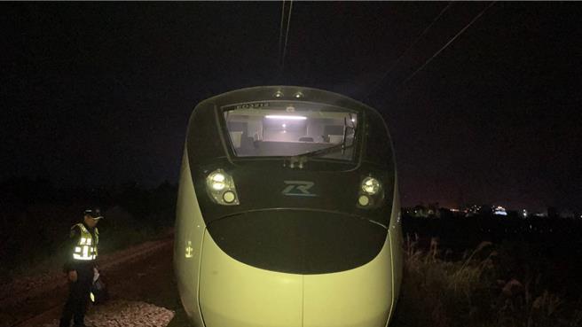 宜兰县台铁礁溪车站与四城车站间铁路，16日晚上10时许疑似一名男子误入轨道，遭252车次普悠玛列车撞上。（台湾铁路局提供／吴佩蓉宜兰传真）