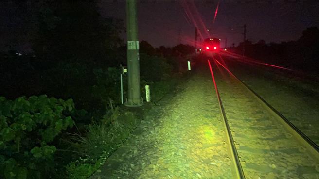 宜兰县台铁礁溪车站与四城车站间铁路，16日晚上10时许疑似一名男子误入轨道，遭252车次普悠玛列车撞上。（台湾铁路局提供／吴佩蓉宜兰传真）