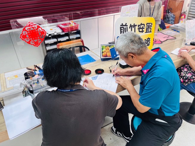 大里地政事務所主動服務地主領狀。（圖/臺中市政府地政局提供）