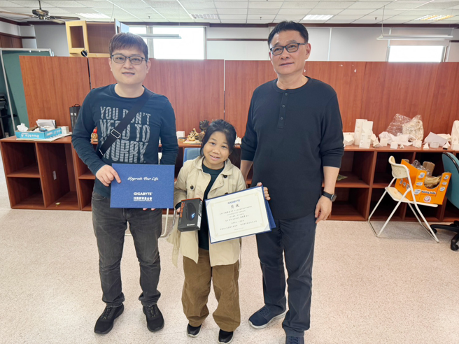 創設系學生蘇霈涵(中)，以《探測先鋒隊—機器蟻》作品奪下創新科技組的佳作。(圖片/義守大學提供)