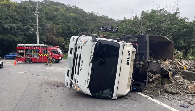 泰山大货车过弯失控侧翻。（翻摄画面）