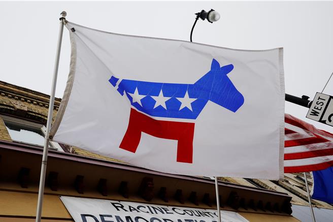 54％的美国成年人表示，他们对民主党持负面看法，仅29％认同民主党。（路透社）