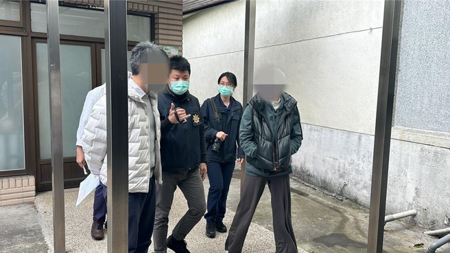 台中3岁童溺毙在自家水深20公分浴缸中，17日上午在生命礼仪所崇德馆进行司法相验，男童父母悲痛协助相验。（冯惠宜摄）