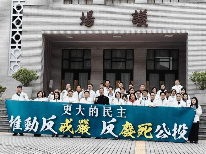 國民黨主席朱立倫率領國民黨立委召開公投啟動。（國民黨團提供）
