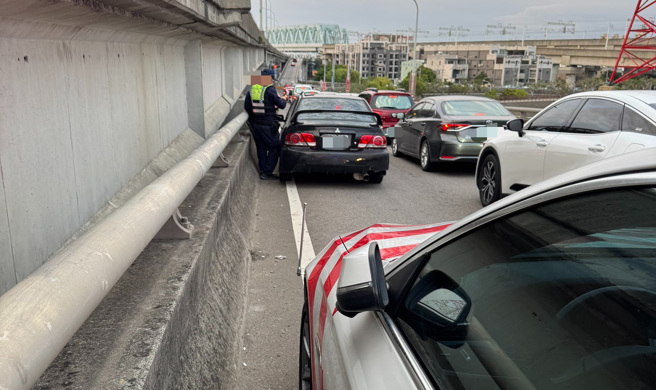 昨（16）日下午5时35分，国道3号北向快官路段出现一部黑色小客车，经查该车号牌已遭注销，却仍违规行驶于道路上。（图警方提供／简铭柱翻摄）