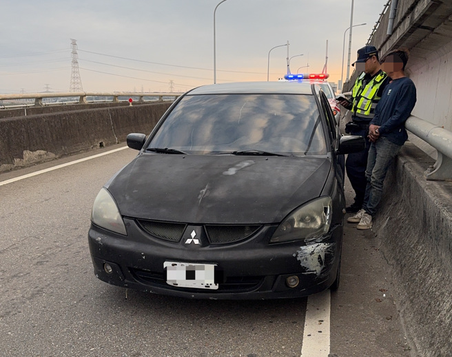 昨（16）日下午5时35分，国道3号北向快官路段出现一部黑色小客车，经查该车号牌已遭注销，却仍违规行驶于道路上。（图警方提供／简铭柱翻摄）