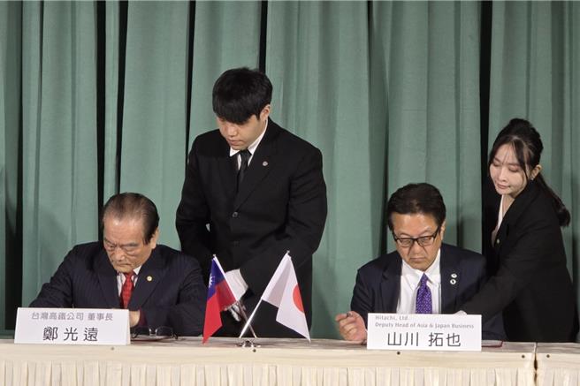 台湾高铁董事长郑光远（左）与日立东芝联盟17日签订「台湾高铁新世代列车採购案增补协议」。（黄琮渊摄）