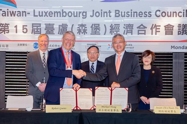 新光人壽副董事長洪士琪兼台灣盧森堡經濟合作委員會主席（右二）與盧森堡（CLFC)執行長Mr. Robert Goeres（左二）代表台盧雙方簽署聯合聲明，國經協會理事長呂桔誠（中）、經濟部國貿署副署長胡啟娟（右一）與盧森堡台北辦事處處長高福德（左）共同見證。圖／新光人壽提供