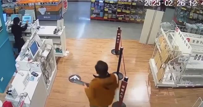 曾志新買刀畫面曝光。（翻攝畫面）