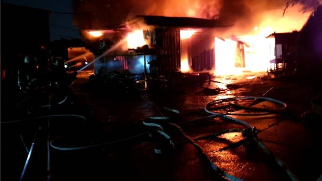 警消接獲報案後立即派出消防車20輛搶救。（民眾提供）