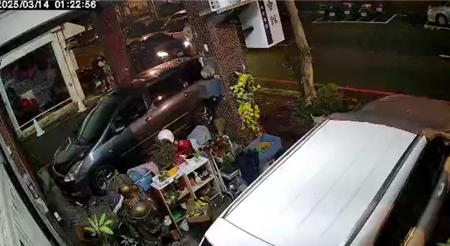 石姓少年被3名黑衣人壓上黑色自小客帶走。（民眾提供）