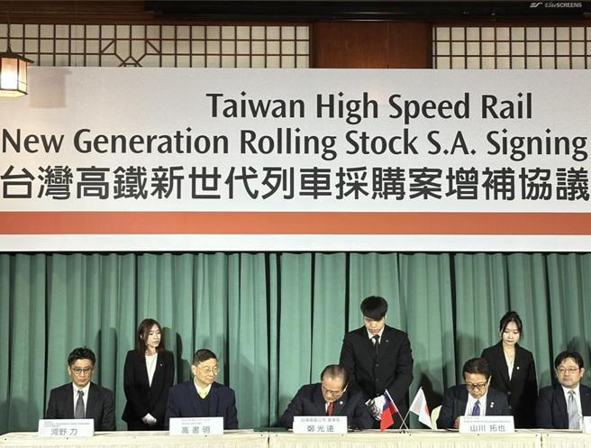 台湾高铁（2633）与日立东芝联盟（HTSC）17日举办「台湾高铁新世代列车採购案增补协议」签约典礼，由台湾高铁董事长郑光远（左三）与日立东芝联盟代表山川拓也（右二）共同签署。图／陈昱光
