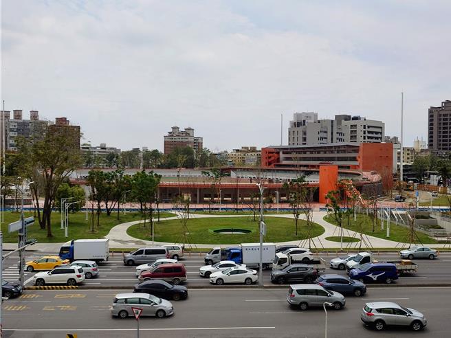 高雄市中正运动场2022年启动改造为大型运动公园，目前工程已接近完工。（任义宇摄）