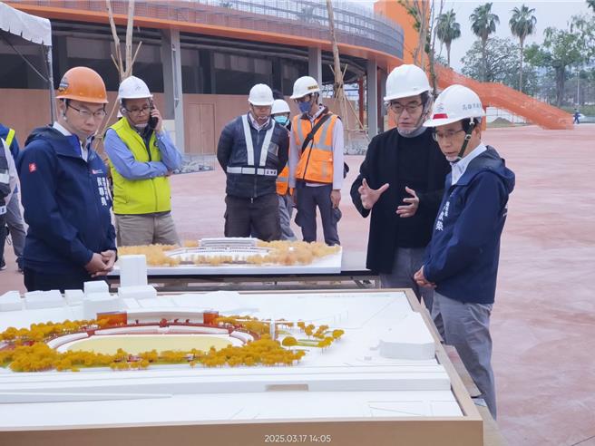 高雄市副市长林钦荣今（17）日前往视察工程进度，透露进度已近完工，可于清明连假开放市民使用。（高雄市工务局提供／任义宇高雄传真）