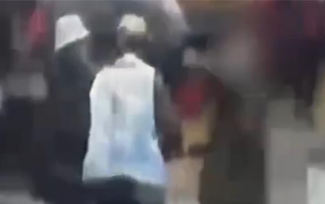 罷免團體「拔羅波」發起罷免立委羅明才的活動，昨（16）日到中和景新市場進行快閃活動時卻被民眾攻擊。（翻攝畫面）