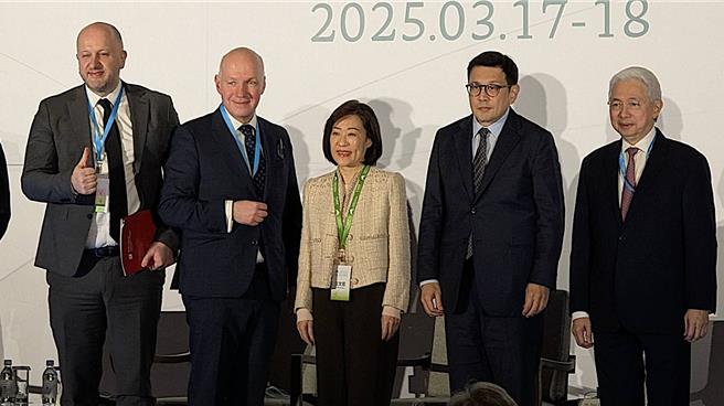 玉山论坛的「晶片供应韧性－共创全球永续半导体产业」与谈场次，由经济部次长江文若（右3）主持，国际半导体产业协会台湾区总裁曹世纶（右2）表示，在供应链重组的同时，跨国合作非常重要。（图／柳名耕摄）