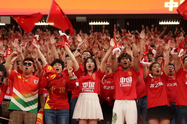 2024年9月在遼寧大連舉行的世界杯亞洲區預選賽18強賽C組第2輪比賽，在主場球迷的熱情加油下，大陸隊仍以1比2不敵沙烏地隊。（圖／中新社）