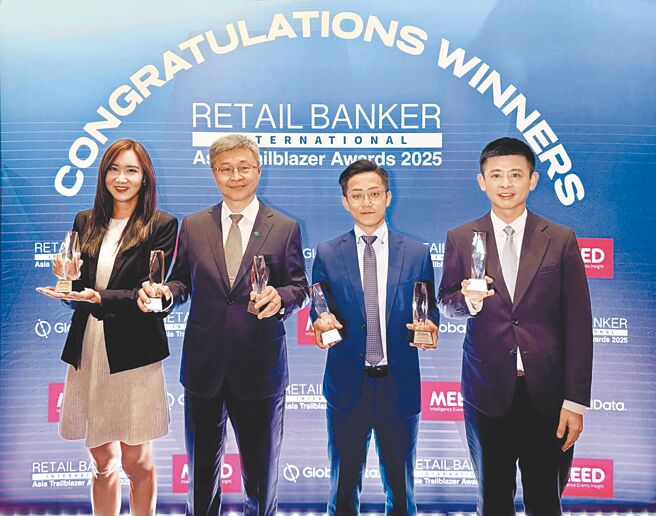 國泰世華銀行展現卓越的數位金融創新實力，榮獲國際指標金融雜誌《國際零售銀行家》六項大獎，由國泰世華副總陳衍文（左二）、專案協理雷珮欣（左一）、協理李宏盛（右二）及經理翁士傑代表領獎。圖／國泰世華銀行提供