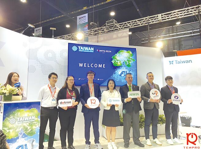 IMTS 2024现场合影，PMC副总周丽蓉（中）、腾柏科技执行长罗臣峯（左三）与上银科技、德川机械等业界代表共襄盛举。图／业者提供
